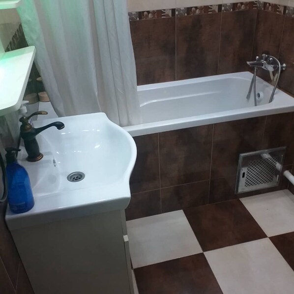 A bathroom with a white sink, a bathtub, and a shower. - ALGER CENTRE (CHAMANEUF) APPARTMENT A LOUER AVEC INTERNET/DOUBLE VITRAGE (Alger)