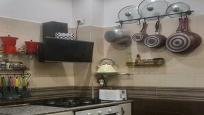 ماكينة لصنع القهوة/الشاي، ثلاجة، ميكروويف، فرن