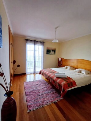 2 habitaciones, escritorio y tabla de planchar con plancha 