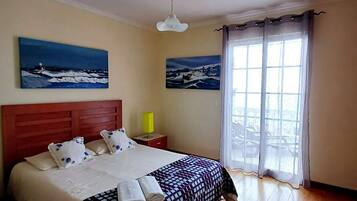 2 camere, una scrivania, ferro/asse da stiro, culla da viaggio