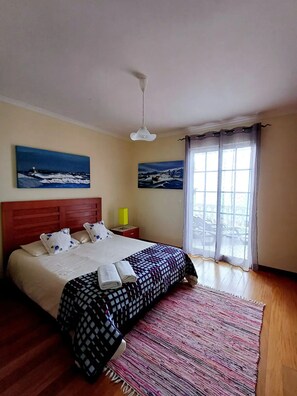 2 habitaciones, escritorio y tabla de planchar con plancha