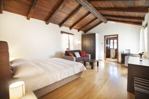 7 makuuhuonetta, tallelokero huoneessa, työpöytä, silitysrauta/-lauta