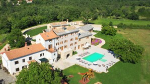 A large building with a swimming pool, surrounded by lush greenery and a hilly landscape. - Villa Poropati, Groznjan - Luxury Countryside Estate up to 19 persons
80m2 pool  (Groznjan)