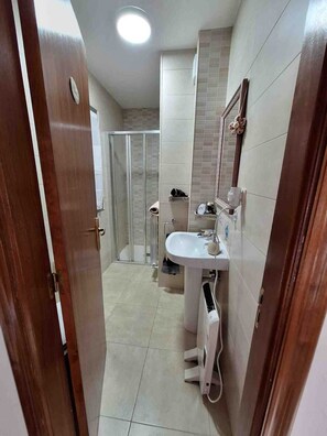Combined shower/tub, hair dryer, bidet, towels