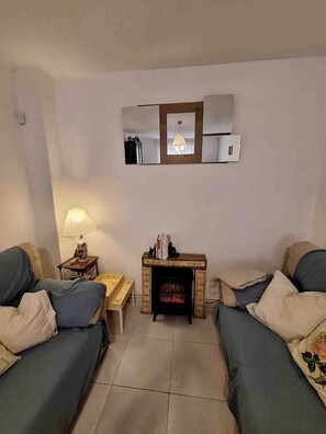 Téléviseur, foyer, lecteur de DVD, livres