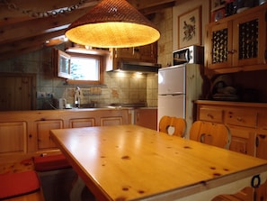 Réfrigérateur, micro-ondes, plaque de cuisson, lave-vaisselle