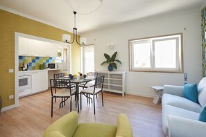 TV - Rainha II Beach Apartment by Portugal Portfolio (Cascais)