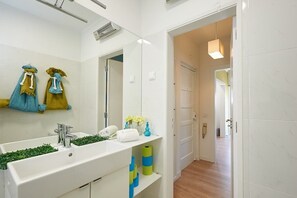 Shower, hair dryer, towels, soap - Rainha II Beach Apartment by Portugal Portfolio (Cascais)