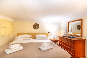 1 quarto, cofres nos quartos, ferros/tábuas de passar roupa