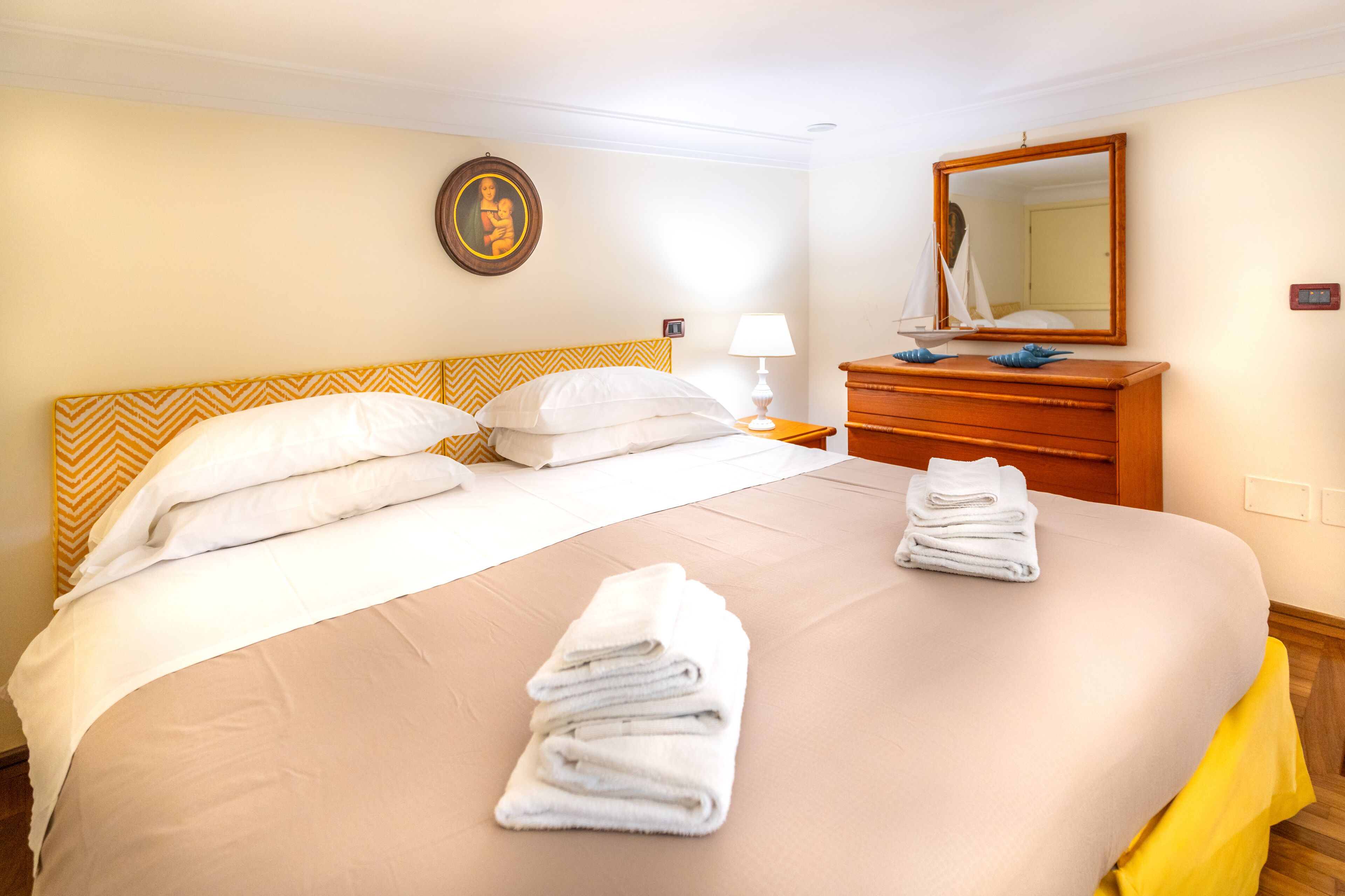 1 chambre, coffres-forts dans les chambres, fer et planche à repasser