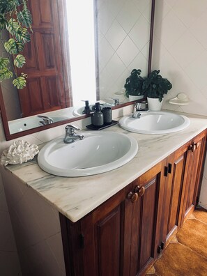 تجهيزات دش، مجففات شعر، مناشف، ورق حمّام