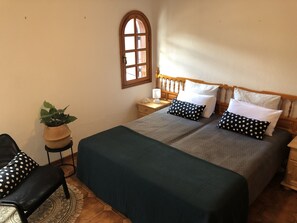 2 عدّة غرف نوم وخزنة داخل الغرفة ومكواة/لوح كي وواي فاي