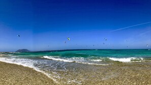 On the beach, sun loungers - Rooftop, pool, garden, 50m from surfbeach "Rocky Point” ☀️ (Corralejo)