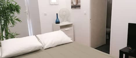 1 dormitorio, tabla de planchar con plancha, Internet y ropa de cama