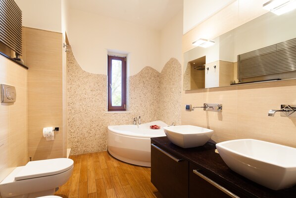 Combined shower/tub, jetted tub, hair dryer, bidet - Central Sorrento, recently renovated 2 Double Bedrooms, 2 Baths, living, WiFi (Sorrento)