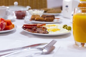 Daily continental breakfast (EUR 5 per person)
