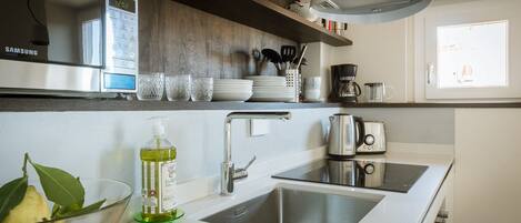 Jääkaappi, mikroaaltouuni, uuni, liesi