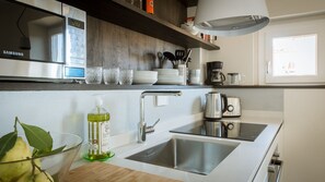 Kühlschrank, Mikrowelle, Ofen, Herdplatte