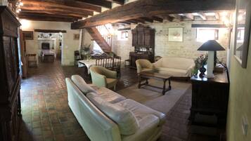 Televisie, een open haard, een dvd-speler en een tafeltennistafel