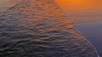 Vlak bij het strand, ligstoelen