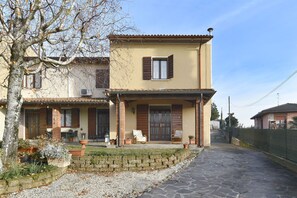 Exterior - Holiday Home 'Nonna Rina' with Relaxing Terrace in a Beautiful Landscape (Monzambano)
