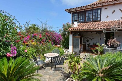 Historic Finca with sea and Teide views, private pool + barbecue, a gem