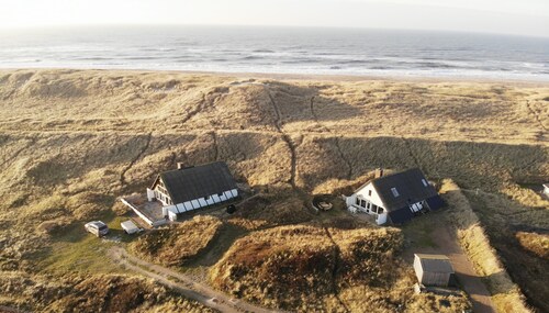 Haus Eiki liegt fantastisch! Direkt in den Dünen nur 75 Meter von Nordseewellen!