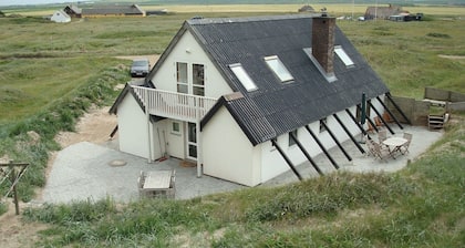 Haus Eiki liegt fantastisch! Direkt in den Dünen nur 75 Meter von Nordseewellen!