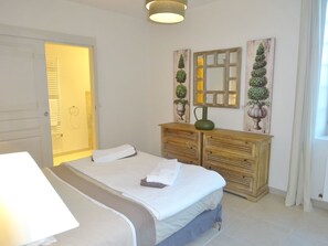 4 bedrooms, in-room safe, iron/ironing board, free WiFi - Domaine de Bel être 5 * "Furnished accommodation" Swimming pool, tennis ... (Val-Fouzon)