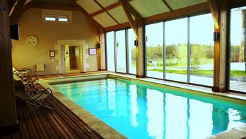 Een binnenzwembad en een verwarmd zwembad