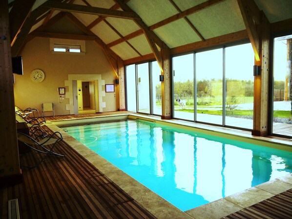Indoor pool, a heated pool - Domaine de Bel être 5 * "Furnished accommodation" Swimming pool, tennis ... (Val-Fouzon)
