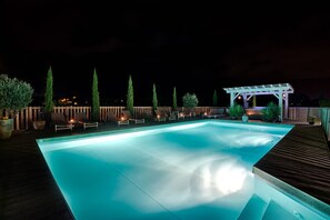 A swimming pool with lounge chairs and a pergola, surrounded by tall trees and a wooden deck. - Charming B&B and Gites a few minutes away from Saint-Jean-de-Luz and Biarritz (Saint-Pée-Sur-Nivelle)