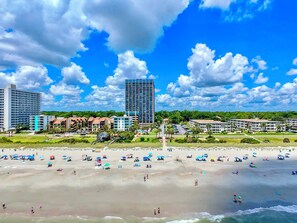 Ranta lähistöllä, aurinkotuoleja