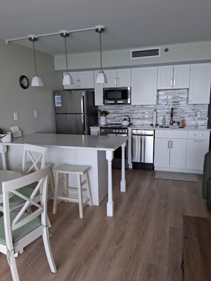 Full-sized fridge, microwave, oven, stovetop - Oceanfront privately-owned 1 Bedroom Unit with Spectacular ocean views (Myrtle Beach)
