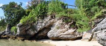 Tranquil Garden Setting, Private Waterfront - Sleeps 6, Twizy charger.