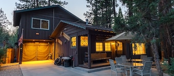 Family cabin: Hot tub, firepit, game room, fenced, BBQ, movie lineup