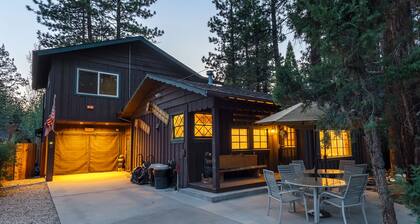 Family cabin: Hot tub, firepit, game room, fenced, BBQ, movie lineup