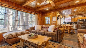 Smart-tv, pejs, dvd-afspiller, bordfodbold