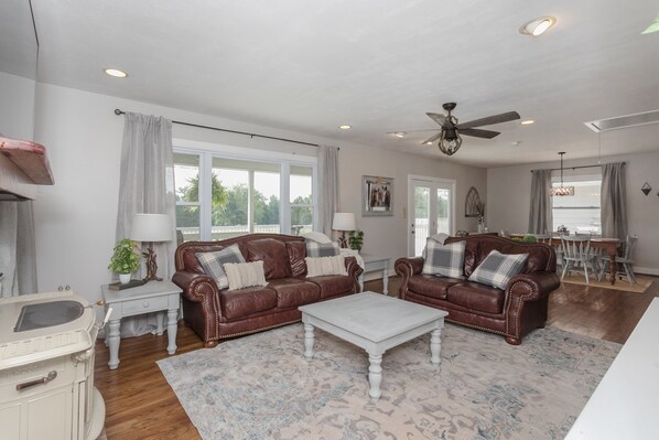 تلفزيون، مدفأة، كُتُب