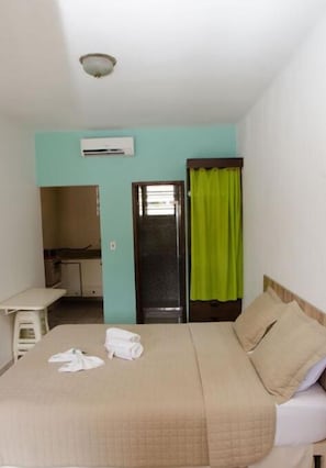 Departamento estándar, 1 cama matrimonial | Minibar, tabla de planchar con plancha, wifi gratis y ropa de cama