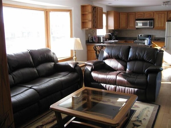 Televisio, takka, DVD-soitin, stereot