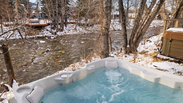 Outdoor spa tub