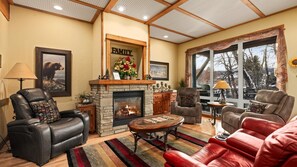 Älytelevisio, takka, työhuone