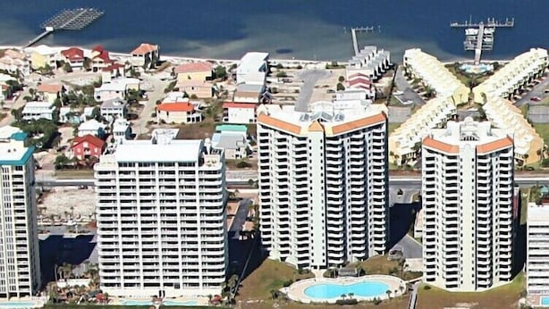 A coastal area with high-rise buildings, a beach, and a swimming pool. - Fabulous condo, excellent reviews!! 2 chairs and 1 umbrella (Available Mar-Oct) (Navarre)