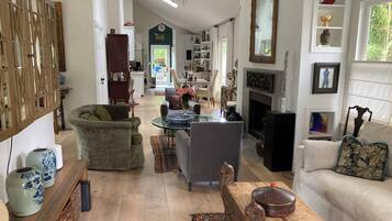 Smart TV, fireplace, DVD player, stereo