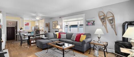 Smart TV, chimenea, reproductor de DVD y oficina