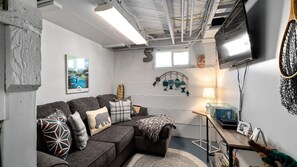 Een smart-tv, een open haard, een dvd-speler en een kantoor