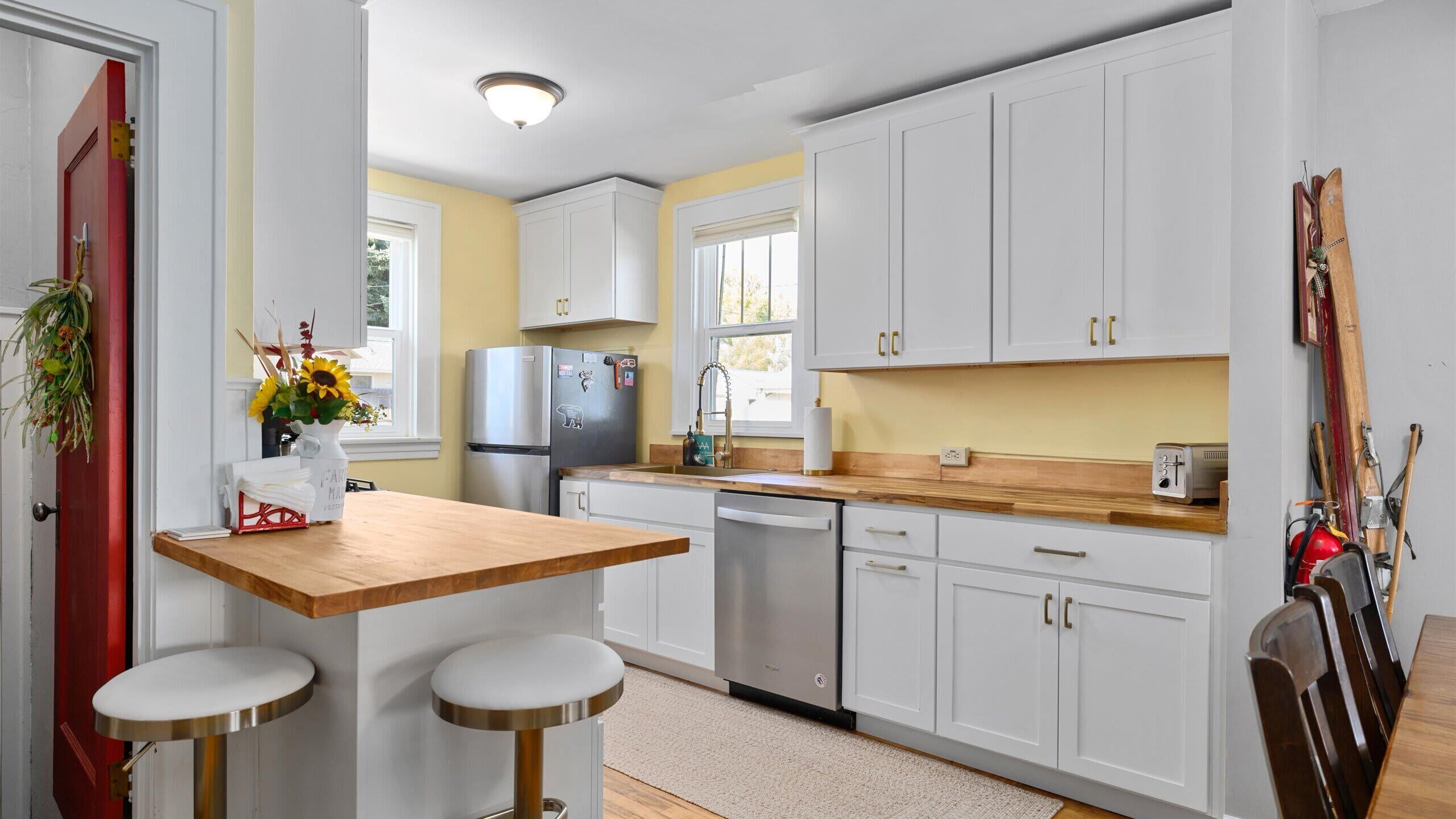 冷蔵庫、電子レンジ、オーブン、コンロ