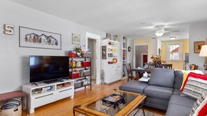 Een smart-tv, een open haard, een dvd-speler en een kantoor