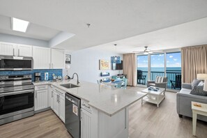 Fridge, microwave, oven, stovetop - CONDO IS ON THE BEACH! 
 240+ 5-star reviews - Tiki Bar - 3 Pools - 2 Hot Tubs (Destin)